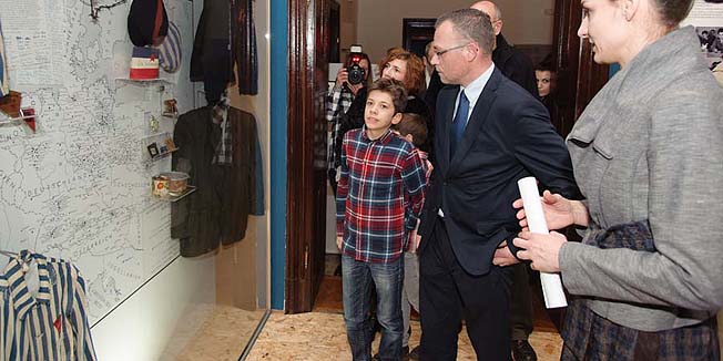 Zagreb, 100316.Hrvatski povijesni muzej, Matoseva 9.U Hrvatskome povijesnom muzeju otvorena izlozba  - 45.Na fotografiji:Zlatko Hasanbegovic s obitelji i Mateja Brstilo Resetar.Foto: Livio Andrijic / CROPIX