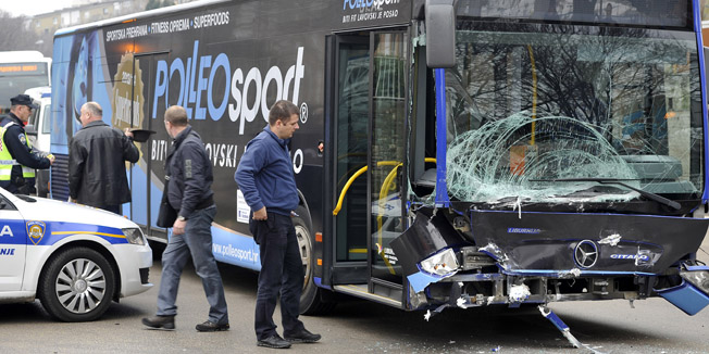 Zadar, 280116.U prometnoj nesreci koja se jutros dogodila na krizanju kod Tankerkomercove marine, sudarili su se gradski autobus tvrtke Liburnija i Hyundai SUV zadarskih registarskih oznaka. U sudaru je nekoliko osoba ozlijedjeno, ali jos je nepoznato o kakvim se ozlijedama radi. U tijeku je policijski ocevid, a promet se odvija otezano.Na fotografiji: mjesto sudara.Foto: Luka Gerlanc / CROPIX