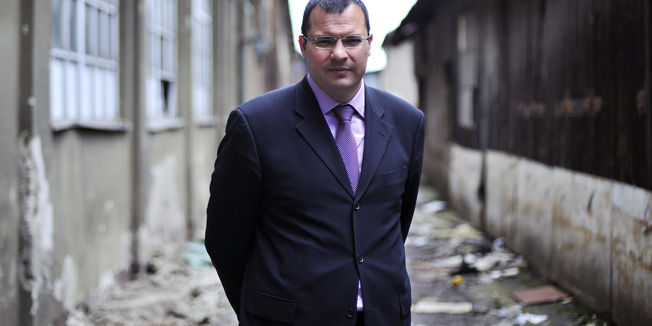 Zagreb, 130411.Na bivsem zemljistu Gredelja izmedju Branimirove, Trnjanske, Strojarske i Vukovarske ostali su strojevi i zgrade koje su proglasene vrijednom imovinom i kao takve se ne smiju dirati. Ta cinjenica stvara probleme vec dvogodisnjem vlasniku nad tim zemljistem, Zagrebackom Holdingu, koji je dogovorio primopredaju zemljista za dva dana.Na slici: Direktor vlasnika zemljista, tvrtke Zagreb Centrum, Goran Krmpotic.Foto: Boris Kovacev / CROPIX