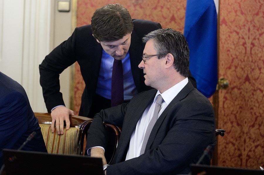 Zagreb, 250216. Markov trg.Redovita sjednica Vlade RH na temu usvajanja smjernica za izradu drzavnog proracuna za ovu godinu, i s projekcijama za 2017. i 2018.Na fotografiji: Zdravko Maric i Tihomir Oreskovic.Foto: Goran Mehkek / CROPIX