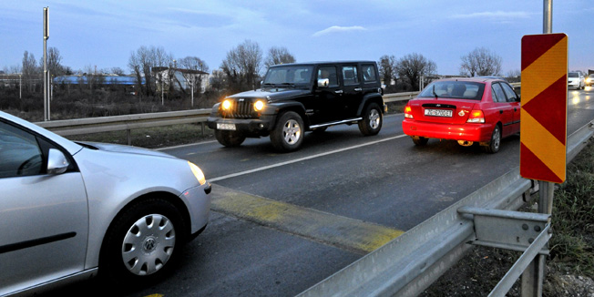Zagreb, 020216. Radnicka cesta, nadvoznjak iznad zeljeznicke pruge. Postavljeni lezeci policajci usporavaju promet na samom nadvoznjaku i primoravaju auto,obile da gotovo stanu.Foto: Srdjan Vrancic / CROPIX