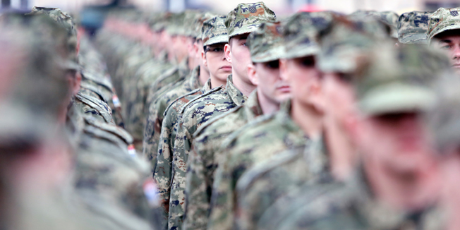 Pozega, 120316.U vojarni 123. brigade HV u Pozegi odrzana svecana prisega 16.narastaja rocnika na dragovoljnom vojnom osposobljavanju.Prisezi je prisustvovao izaslanik Predsjednice RH i vrhovne zapovjednice Oruzanih snaga RH,nacelnik Glavnog stozera RH general-pukovnik Mirko Sundov, zamjenik ministra obrane RH Tomislav Ivic te drugi visoki duznosnici.Na fotografiji rocnici na prisezi.Foto: Danijel Soldo / CROPIX