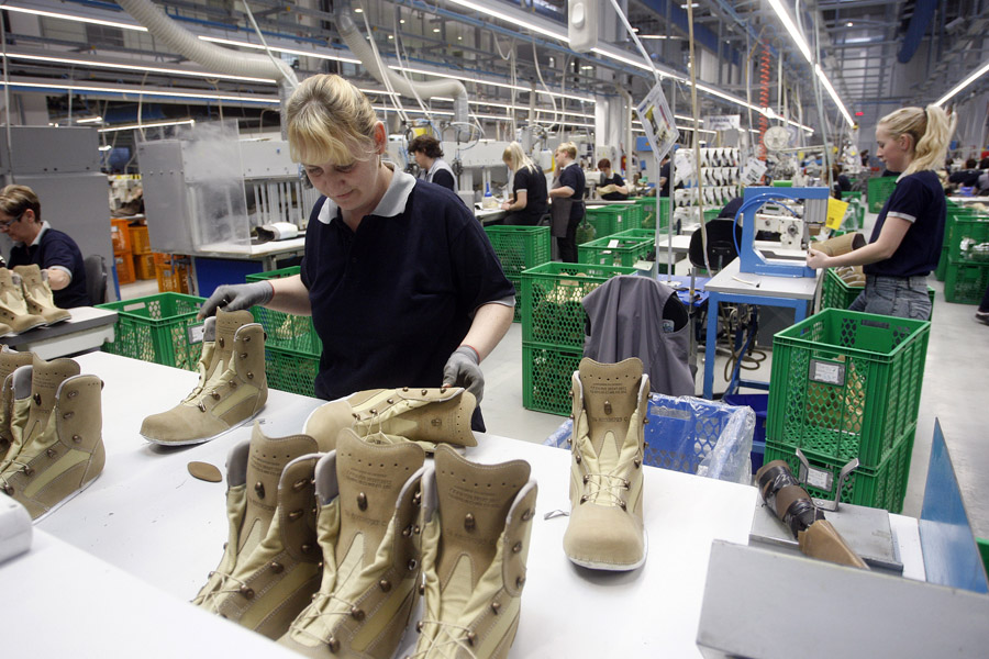 Mala Subotica, 120316Njemacka tvrtka Haix otvorila je jos jedan proizvodni pogon u Maloj Subotici, te je na taj nacin podigla kapacitete proizvodnje na 10 tisuca pari cipela dnevno.Na fotografiji: proizvodni pogon tvrtke Haix.Foto: Zeljko Hajdinjak / Cropix