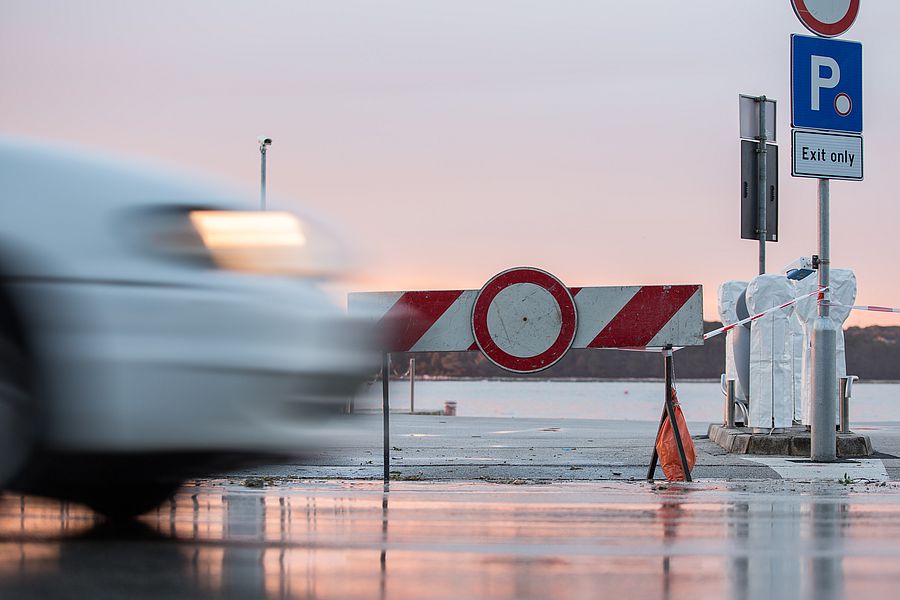 Rovinj, 100216. Veliko nevrijeme popraceno olujnim vjetrom napravilo je veliku stetu na podrucju grada Rovinja gdje je ostecena obala, te velik broj automobila i brodica. Foto: Ivan Lackovic / Cropix