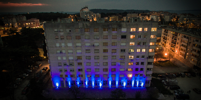 Pula, 120316. U stambenoj zgradi u naselju Veruda odrzana je instalacija pod nazivom Prekidac kao uvod u ovogodisnji festival Visualia. Ova instalacija specificna je po tome sto je po prvi puta u Europi tako nesto izvedeno u stambenoj zgradi u suradnji sa stanarima. Tako je svjetlima ispisan tekst Pula + 2020 kao podrska kandidaturi Pule za europsku prijestolnicu kulture 2020 godine. Foto: Danijela Peracic / CROPIX