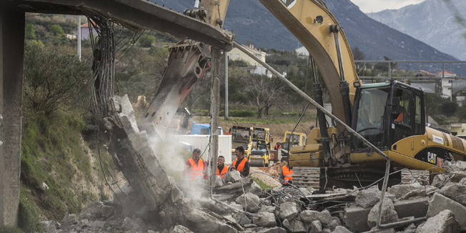 Kastel Kambelovac, 130316.U sklopu radova rekonstrukcije ceste srusen je stari nadvoznjak na drzavnoj cesti D8. Cesta je zbog radova zatvorena za sav promet od Kastel Starog do Kastel Sucurca od 13. ozujka od 06:30 sati do ponedjeljka, 14. ozujka u 05:00 sati. Promet je preusmjeren na staru Kastelensku cestu ul. dr. Franje Tudjmana.Foto: Bozidar Vukicevic / CROPIX