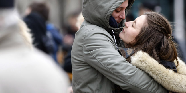 Zagreb, 130316.Trg bana Josipa Jelacica.Usprkos hladnoci i jakom vjetru koji neprestano puse, gradjani su zasticeni kapama, kapuljacama i salovima setali gradom. Foto: Ranko Suvar / CROPIX
