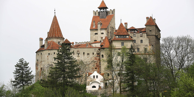 -PHOTO TAKEN 19MAY06- General view of Bran Castle, also known as Dracula's Castle, in the Carpathian mountains, 200 km (124 miles) north of Bucharest, Romania in this May 19, 2006 file picture. [Romania returned the medieval fortress known as Dracula Castle on Friday to its pre-World War Two owners, the former royal family of Habsburg who were chased out by the communist regime almost 60 years ago.] - RTXONHT