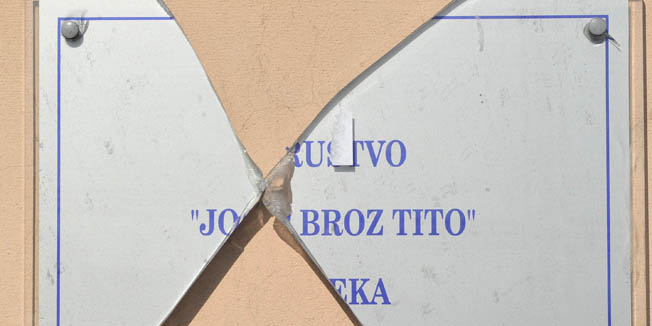 Rijeka, 140316.Demetrova ulica 6A.Tijekom vikenda ostecena je ploca drustva Josip Broz Tito na ulazu u prostorije drustva.Foto: Sergej Drechsler / Novi List / CROPIX