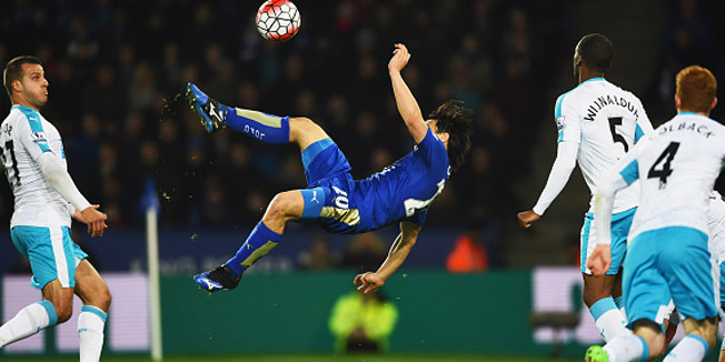 LEICESTER, ENGLAND - MARCH 14:  Shinji Okazaki of Leicester City scores their first goal with an overhead kick during the Barclays Premier League match between Leicester City and Newcastle United at The King Power Stadium on March 14, 2016 in Leicester, England.  (Photo by Laurence Griffiths/Getty Images)