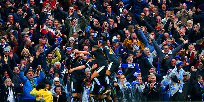 MANCHESTER, ENGLAND - FEBRUARY 06: Leicester City supporters celebrate their team's third goal scored by Robert Huth (2nd L) during the Barclays Premier League match between Manchester City and Leicester City at the Etihad Stadium on February 6, 2016 in Manchester, England.  (Photo by Alex Livesey/Getty Images)