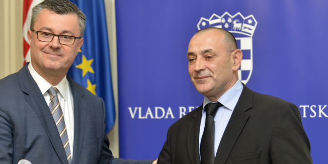 Zagreb, 150316.Vlada RH. Predsjednik Vlade Tihomir Oreskovic predstavio je generala Tomu Medveda kao novog ministra branitelja.Foto: Bruno Konjevic / CROPIX