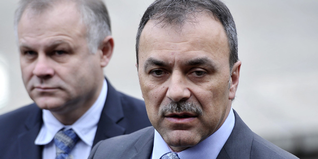 Zagreb, 090216.Ministar unutarnjih poslova Vlaho Orepic i glavni ravnatelj Policije Vlado Dominic ispratili su ispred zgrade MUP-a policijske sluzbenike koji odlaze u Makedoniju u sklopu dogovora sa sastanka ravnatelja policija zemalja na izbjeglickoj ruti o slanju ispomoci policijskih sluzbenika.Na fotografiji: Vlaho Orepic i Vlado Dominic.Foto: Boris Kovacev / CROPIX