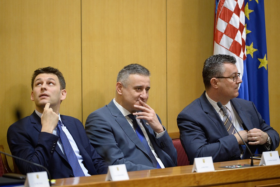 Zagreb, 1503116. Markov trg.Sabor.Nastavak redovite sjednice sabora s temom prijedloga proracuna.Na fotografiji: Bozo Petrov, Tomislav Karamarko i Tihomir Oreskovic.Foto: Goran Mehkek / CROPIX