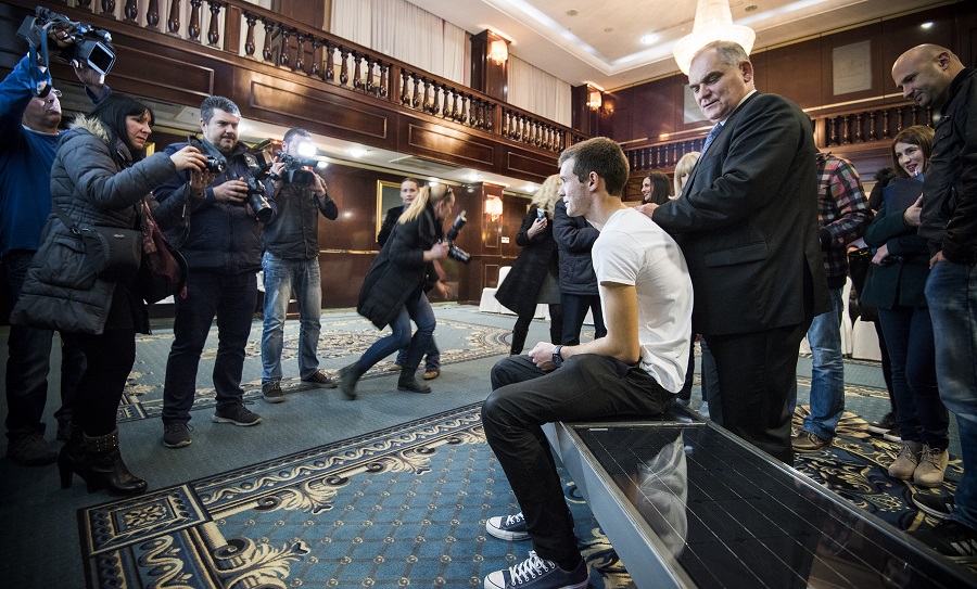 Solin, 211215.U hotelu President predstavljena je Pametna kluma mladog inovatora Ivana Mrvosa.Na fotografiji: Ivan Mrvos i Blazenko Boban.Foto: Ante Cizmic / CROPIX