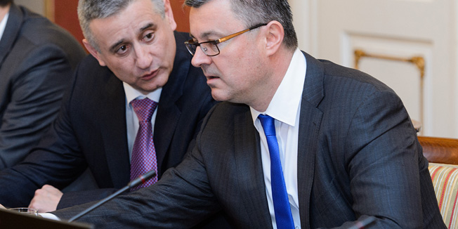 Zagreb, 160316. Markov trg.Banski dvori.Redovita sjednica Vlade na kojoj su imenovani pregovaracki odbori za pregovore sa sindikatima o izmjenama kolektivnih ugovora za javne sluzbe i drzavne namjestenike te o osnovici place za zaposlene u tim sluzbama, a za predsjednika tih odbora predlozen je potpredsjednik Vlade Bozo Petrov.Na fotografiji: Tomislav Karamarko i Tihomir Oreskovic.Foto: Goran Mehkek / CROPIX