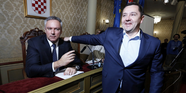 Zagreb, 170316.Sjednica Gradske skupstine na kojoj je bilo rijec o prodaji stanova u vlasnistvu grada, prema kojoj ce ih stradali iz Domovinskog rata, koji ih korise vise od deset godina, moci otkupiti.Na fotografiji: Darinko Kosor.Foto: Damjan Tadic / CROPIX