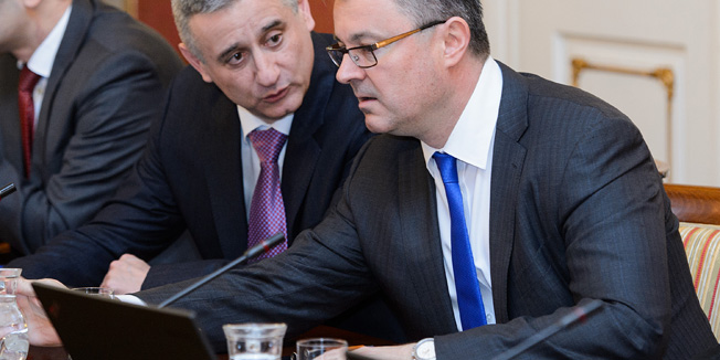 Zagreb, 160316. Markov trg.Banski dvori.Redovita sjednica Vlade na kojoj su imenovani pregovaracki odbori za pregovore sa sindikatima o izmjenama kolektivnih ugovora za javne sluzbe i drzavne namjestenike te o osnovici place za zaposlene u tim sluzbama, a za predsjednika tih odbora predlozen je potpredsjednik Vlade Bozo Petrov.Na fotografiji: Tomislav Karamarko i Tihomir Oreskovic.Foto: Goran Mehkek / CROPIX