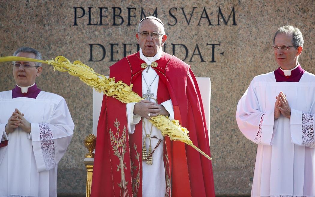 Pope Francis leads the Palm Sunday mass at Saint Peter's Square at the Vatican, March 20, 2016. REUTERS/Tony Gentile