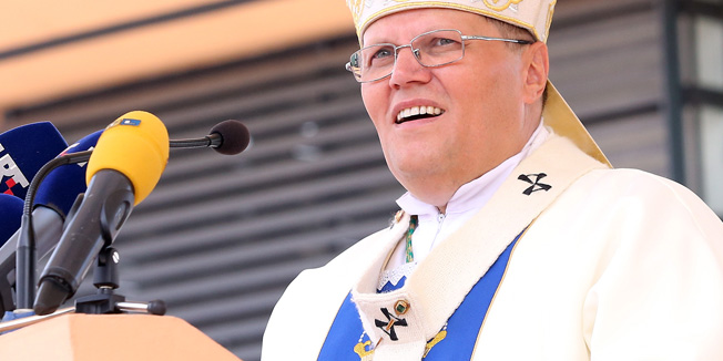 Aljmas, 150815Rijeke vjernika uoci blagdana Velike Gospe pristizu u poznato marijansko svetiste u Aljmasu kod Gospe od Utocista. Svecanu svetu misu u 10.00 sati predvodio je Mons. dr.Djuro Hranic, nadbiskup i metropolit. Na fotografiji: Nadbiskup Djuro HranicFoto: Emica Elvedji /Cropix