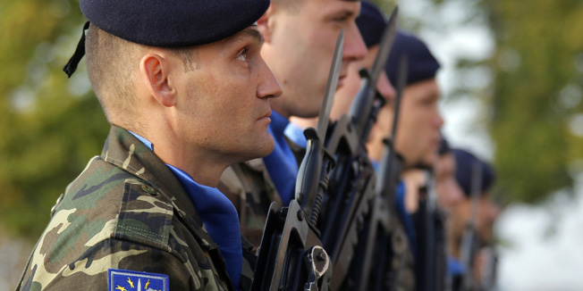 Soldiers of the Eurocorps stand at attention ahead of an official visit of French Defence Minister Gerard Longuet at their headquarters in Strasbourg, October 24, 2011. Eurocorps is a multinational force for the European Union and the Atlantic Alliance.  REUTERS/Vincent Kessler (FRANCE - Tags: MILITARY) - RTR2T4X7