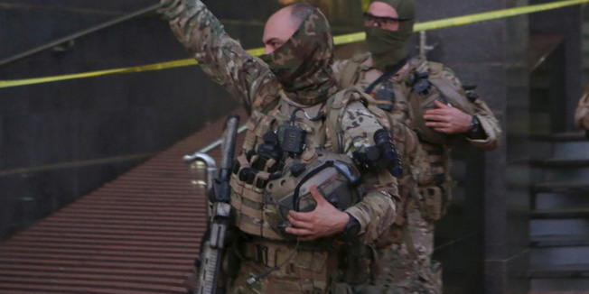 French soldiers leave the Radisson hotel in Bamako, Mali, November 20, 2015. REUTERS/Joe Penney      TPX IMAGES OF THE DAY      - RTS864G