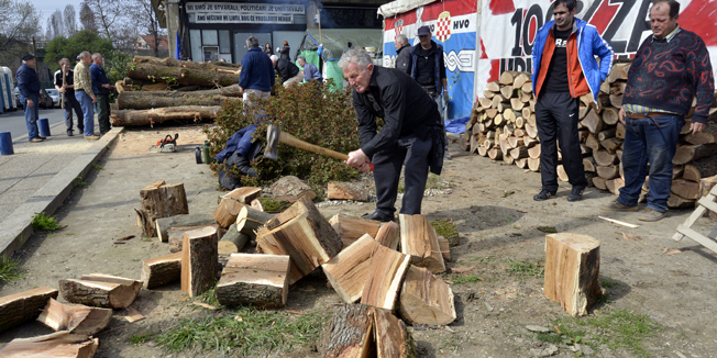 Zagreb, 220316.U braniteljski sator u Savskoj ulici stigla su drva za ogrijev.Foto: Bruno Konjevic / CROPIX
