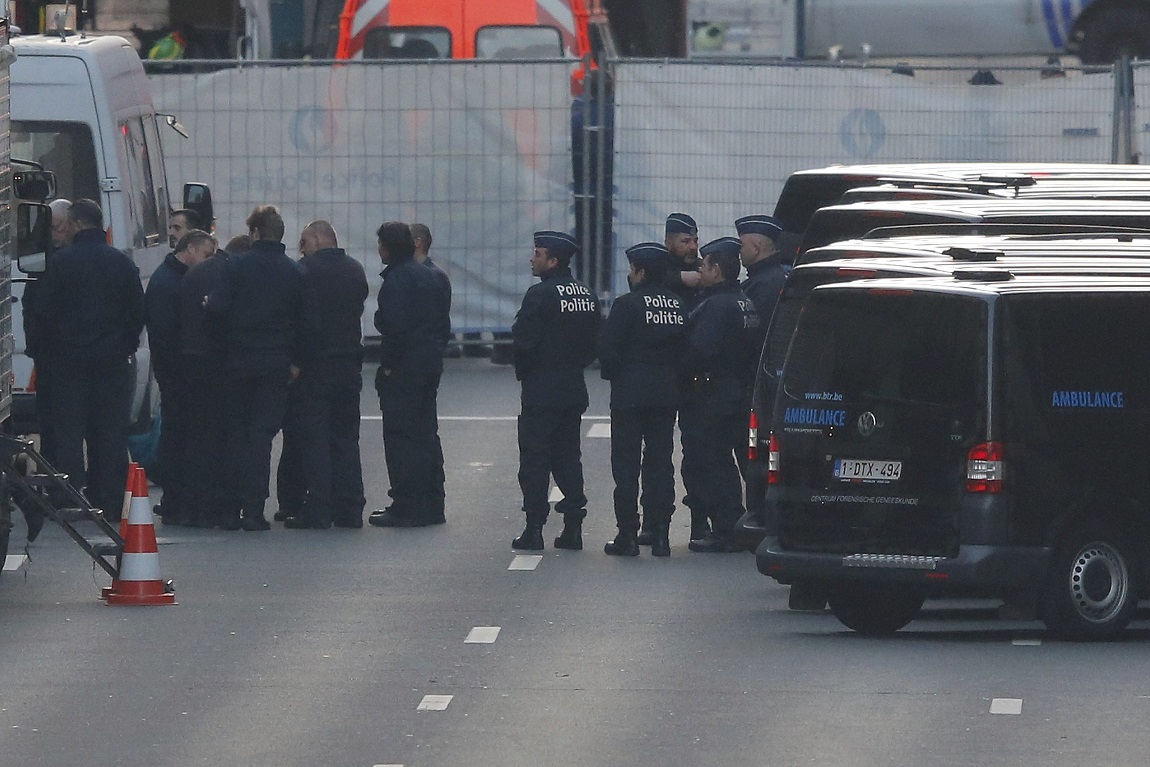 Belgian police work near the Maalbeek metro station following bomb attacks in Brussels, Belgium, March 22, 2016.   REUTERS/Vincent Kessler 