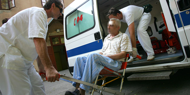 osijek 21.06.2007.hitna pomoc intervenirala je u dom za umirovljenike u divaltovoj 2,gdje je umirovljenik ozljedjen nakon sto je zbog vrucine i slabosti paofoto igor sambolec / CROPIX-desk--reg-