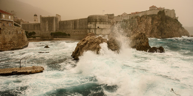 Dubrovnik, 230316.Jako Jugo donijelo je Dubrovcanima snazne valove, ali i izrazito gusti pustnjski, sitne cestice pijeska sa sjevera Afrike.Foto: Tonci Plazibat / CROPIX