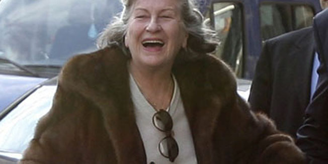 Former Bosnian Serb President Biljana Plavsic (L) smiles with Bosnia's Serb Republic Prime Minister Milorad Dodik after arriving in Belgrade October 27, 2009. Sweden on Tuesday released Plavsic, two-thirds into an 11-year jail term for war crimes, the Swedish prison authority said.REUTERS/Igor Pavicevic  (SERBIA CONFLICT CRIME LAW POLITICS)