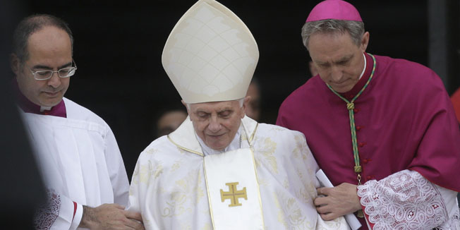 Former Pope Benedict XVI arrives escorted by Archbishop Georg Ganswein (R) to attend the canonisation ceremony of Popes John XXIII and John Paul II to start in St. Peter's Square at the Vatican April 27, 2014. Pope John XXIII, who reigned from 1958 to 1963 and called the modernising Second Vatican Council, and Pope John Paul II, who reigned for nearly 27 years before his death in 2005 and whose trips around the world made him the most visible pope in history, will be declared saints by Pope Francis at an unprecedented twin canonisation on Sunday.      REUTERS/Max Rossi (VATICAN  - Tags: RELIGION TPX IMAGES OF THE DAY)   - RTR3MRTQ
