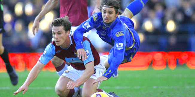 PORTSMOUTH, UNITED KINGDOM - DECEMBER 26:  Niko Kranjcar of Portsmouth runs into Scott Parker of West Ham during the Barclays Premier League match between Portsmouth and West Ham United at Fratton Park on December 26, 2008 in Portsmouth, England.  (Photo by Christopher Lee/Getty Images)