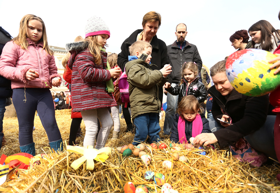 Osijek,260316Nikola Faller izgradio je najvece gnijezdo od slame promjera oko 19 metara na sredisnjem Trgu Ante Starcevica u Osijeku. Malisani su se igrali slamom i velikim sarenim pisanicama a velikom slamnatom zecu su dosaptavali svoje zelje. Vrhunac cjelodnevne manifestacije bio je dolazak nekoliko stotina Motozeceva i njihovo parkiranje oko Uskrsnog gnijezda.Foto: Emica Elvedji / CROPIX