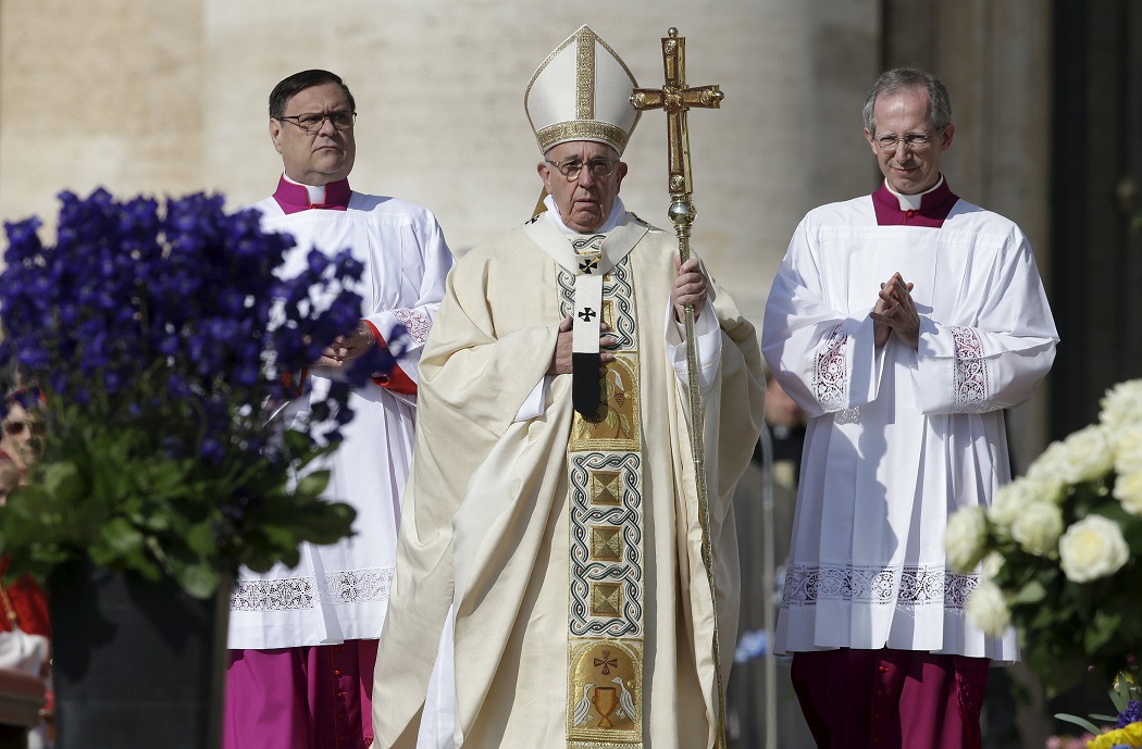 Pope Francis arrives to lead the Easter mass in St. Peter's square at the Vatican March 27, 2016. REUTERS/Max Rossi