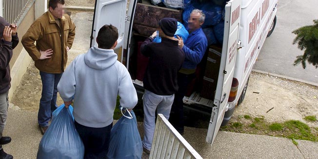 Zagreb, 210308.Vukovarci iz Hostela Remetinec se moraju iseliti do iza uskrsa inace ce im se naplacivati 260 kn po danu za smijestaj.Prijatelji obitelji Tucker koji su dosli pri selidbi.Foto: Vedran Djulic /  CROPIX