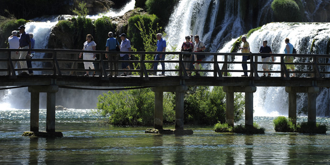 Sibenik, 140513.Danas je zapocela prodaja godisnjih ulazinica za zitelje Sibensko-kninske zupanije po cijeni od 99,00 kn za odrasle i 40,00 kn za djecu od 7 do 14 godina koja ce Park posjecivati u pratnji roditelja. Prvu ulaznicu je kupio ravnatelj NP Krka Tonci Restovic te je urucio 10 godisnjih ulaznica najboljim maturantima sa podrucja zupanije.Na fotografiji: turisti u obilasku Krke.Foto: Niksa Stipanicev / CROPIX