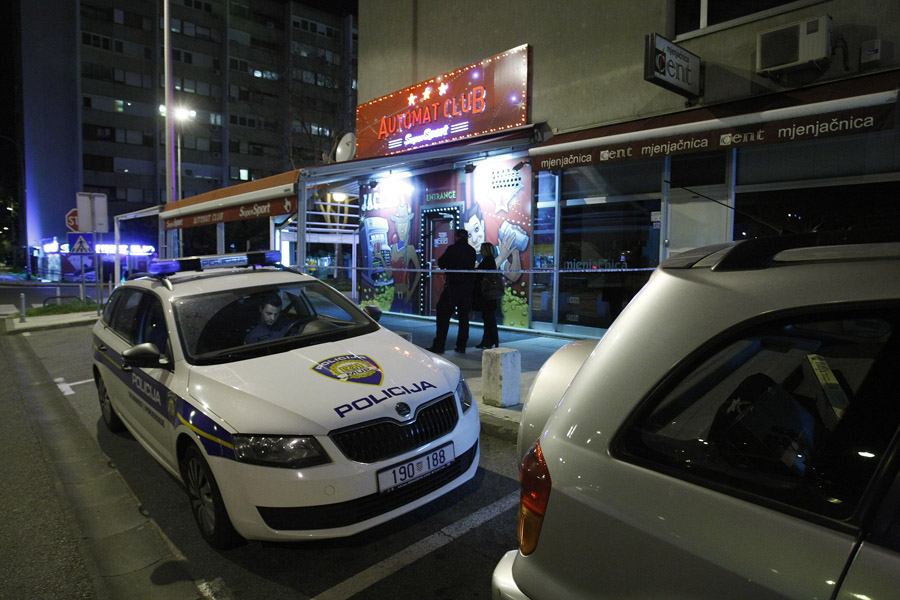 Zagreb, 300316.Ulica Ive Tijardovica, Automat klub.Policija obavlja ocevid nakon razbojnistva u Automat klubu Supersport.Foto: Ranko Suvar / CROPIX