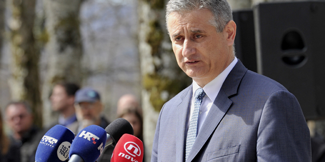 Plitvice, 310316. Obiljezavanje 25. obljetnice stradanja prvog hrvatskog redarstvenika Josipa Jovica na Plitvicama u akciji Krvavi uskrs 91. Kod spomen obiljezja Josipu Jovicu pocast su odali Tomislav Karamarko, Zeljko Reiner i Ante Deur, te brojne udruge i postrojbe.Na fotografiji: Tomislav Karamarko.Foto: Srdjan Vrancic / CROPIX