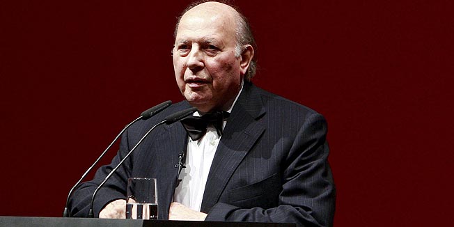 Hungarian Nobel Prize in Literature winner Imre Kertesz makes a speech during a ceremony at the Jewish Museum Berlin in this file picture taken November 15, 2008.   REUTERS/Marcel Mettelsiefen/Pool/Files