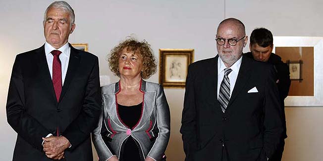 Zagreb, 310316.Radnicka, Radnicka galerija.Otvorenje izlozbe Vere Nikolic i Lea Juneka.Na fotografiji: Zvonko Kusic i Marijan Hanzekovic.Foto: Ranko Suvar / CROPIX