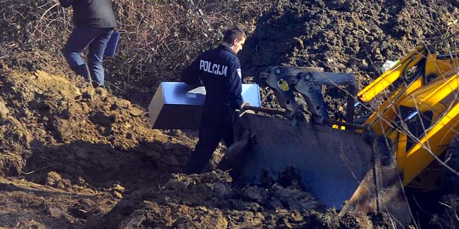 Zagreb, 080211.Kustosijanska 246, istrazni sudac Posavec s foreznicarima i ekipom za ocevide drugi dan iskapa tijela zrtava 2. svjetskog rata u Kustosijanskoj.Na slici: otkapanje grobnice.Foto: Damir Krajac / CROPIX