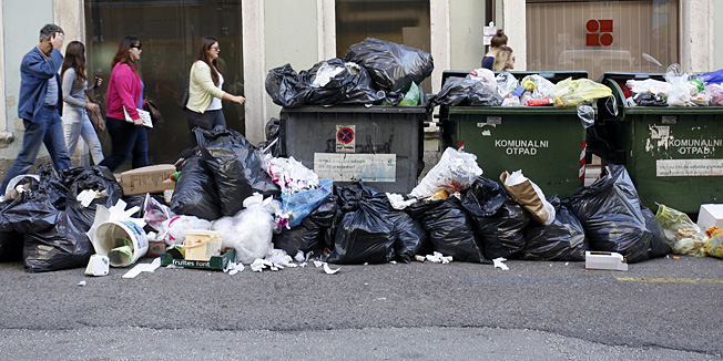 Rijeka, 241012.Vec cetrvrti dan zaredom traje prosvijed mjestana Viskova i blokada ulaza u podrucje buduceg zupanijskog centra za gospodarenje otpadom Mariscina gdje ne dopustaju prolaz kamionima komunalnog drustva Cistoca. KD Cistoca o blokadi je obavijestila Policijsku upravu Primorsko-goransku, Sanitarnu inspekciju Ministarstva zdravlja i Inspekciju zastite okolisa Ministarstva zastite okolisa i prirode. Smatraju da ce zbog nemogucnosti ulaska njihovih kamiona na odlagaliste Mariscina uskoro biti ugrozeno zdravlje gradjana Rijeke i ostalih gradova i opcina u kojima KD Cistoca prikuplja smece. Na fotografiji: pocelo se gomilati smece na rijeckim ulicama.Foto: Tea Cimas / Cropix