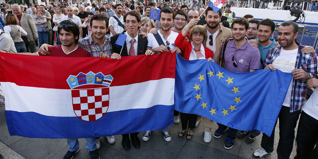 Zagreb, 300613.Veceras se na Trgu bana Josipa Jelacica odrzava sredisnja proslava povodom ulaska Republike Hrvatske u Europsku uniju.U vecernjim satima, gradjani i turisti poceli su se okupljati iscekujuci proslavu.Foto: Davor Pongracic / CROPIX