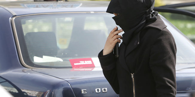 Zagreb, 180915.Na zagrebacki Glavni kolodvor dolazi sve vise izbjeglica koje traze nacin da krenu prema zapadu.Za prijevoz do slovenske granice koriste se taxi uslugama.Na fotografiji: izbjeglice na Glavnom kolodvoru.Foto: Damjan Tadic / CROPIX