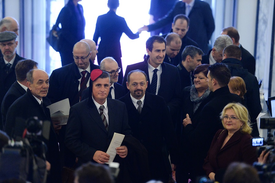 Zagreb, 031215. Hrvatski sabor.Prva konstituirajuca sjednica u 8. sazivu Hrvatskog Sabora na kojem su pozvani zastupnici izabrani na izborima u studenom.Na fotografiji: Ivan Lovrinovic i Ines Strenja Linic.Foto: Goran Mehkek / CROPIX