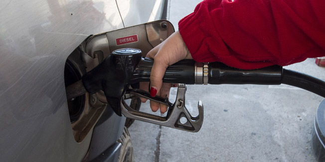 Doljani, BiH, 180116.Doljani, par kilometara od Metkovica.Cijene naftnih derivata vec tjednima nastavlaju sa padom.Unatoc pojeftinjenju cijene goriva zbog povoljnijeg PDV-a nize su u BiH, gdje litra eurosupera 95 i eurodizela  kostaju 2,25 kn manje nego u RH.Na jednom rezervaru u BiH moze se ustedjeti i 100 kuna.Foto: Denis Jerkovic / CROPIX