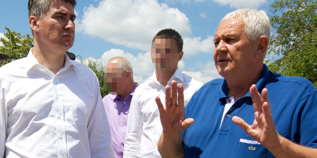 Rajevo Selo, Gunja, 010714.Predsjednik Vlade Zoran Milanovic posjetio je podrucje pogodjeno poplavama.U Rajevom Selu je obisao nasip i posjetio obitelj Andric a u Gunji je posjetitio javnu kuhinju,gradiliste novog objekta Udruge Zvjezdica,te lokaciju na kojoj pocinje gradnja privremenog kontejnerskog naselja.Na fotografiji: premijer Zoran Milanovic i nacelnik Gunje Hrvoje lucic.Foto: Vlado Kos / Cropix