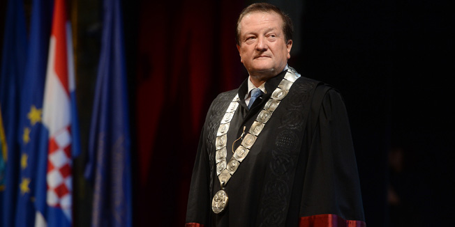 Zagreb, 280915. Trg Marsala Tita.HNK.Promocija 292 doktora znanosti i umjetnosti Sveucilista u Zagrebu, pocela je povorkom od Sveucilista do HNK, a nastavila se dodjelom priznjanja i diploma novim doktorima znanosti i umjetnosti.Na fotografiji: rektor Damir Boras.Foto: Goran Mehkek / CROPIX