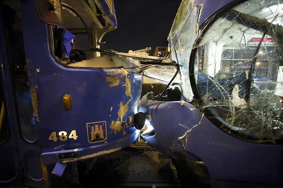 Zagreb, 190116.Drziceva avenija.Tramvaji broj 6 i 8 sudarila su se na Drzicevoj aveniji kod stanice Folnegovicevo naselje. Tramvajski promet je obustavljen, a policijski ocevid je u tijeku.Na fotografiji: sudar tramvaja.Foto: Marko Todorov / CROPIX